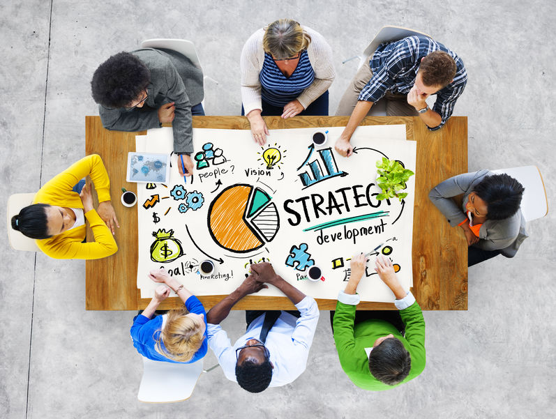 Docentes pensando en una estrategia.